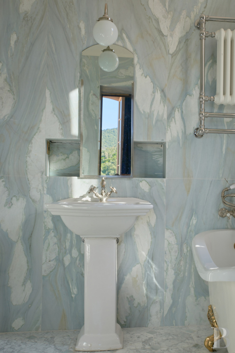 Dans le Var, sur la commune de Sainte-Maxime, une villa d’inspiration italienne dominant l’horizon jusqu’à la mer - photo  n°30